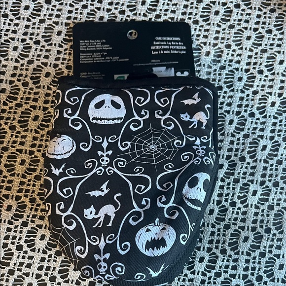 NWT - Disney Black and White Nightmare Before Christmas Oven Mitts - Picture 2 of 2